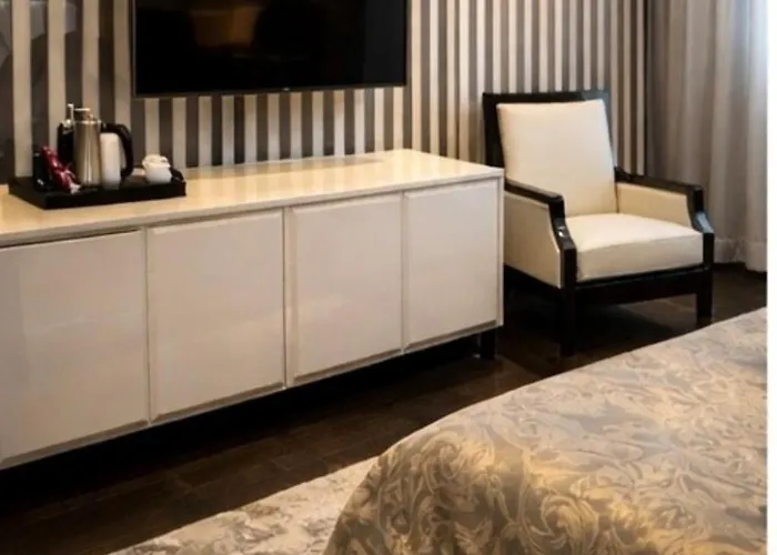 Hotel 9